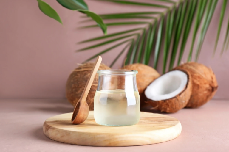 Olio di Cocco: Proprietà, Uso nella Cosmesi e come Deodorante Naturale